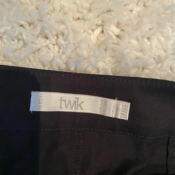 Black zip up skirt - Picture 2 of 3